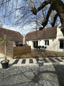 a house with a wooden deck and a patio at La Longère du Menuisier : Spa-Châteaux-Beauval in Romorantin