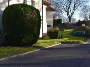 a street sign in front of a house at Hôtel Ibis Nevers in Nevers +59 photos