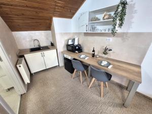 a kitchen with a table and chairs in a room at Central Stay Suites Targu Mures in Târgu-Mureş