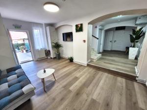 a living room with a couch and a table at Central Stay Suites Targu Mures in Târgu-Mureş