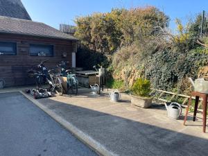 a group of bikes parked outside of a house at Gîte rural entre Pays d'Auray et baie de Quiberon in Ploemel