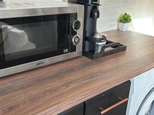 a microwave sitting on a counter in a kitchen at The Flat in Tintinhull +10 photos