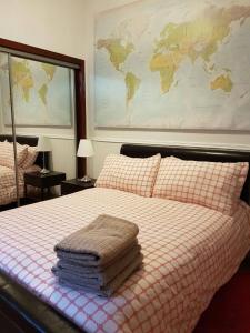 a bedroom with a bed with a map on the wall at Apartment Nattan in Aberdeen