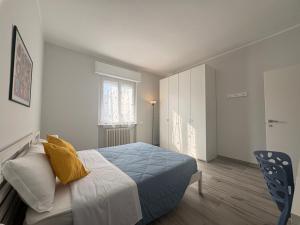 a bedroom with a blue bed and a window at Sabo Urban Stay in Grassobbio +13 photos