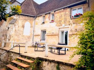 a building with a table and chairs in front of it at Le Presbytère secret - Centre & Gare à pied pas de climatisation in Beauvais