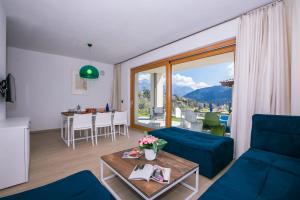 a living room with a blue couch and a table at Villa Inti in Tremezzo