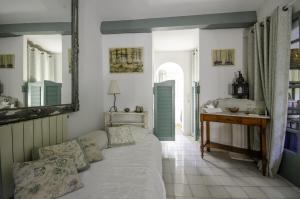 a bedroom with a bed and a desk and a mirror at L'Amandari - Provence holidays - Chambres d'hôtes avec jardin, piscine, jacuzzi, climatisation in Le Plan-de-la-Tour