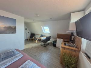 a room with a kitchen and a living room at Apartmenthaus Westerkoog in Hedwigenkoog