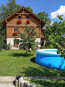 a house with a blue tub in front of a house at Apartmán U Šáfy, Krkonoše in Svoboda nad Úpou
