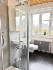 a bathroom with a sink and a toilet at Ferienwohnung Heimat auf Zeit Pellworm in Pellworm