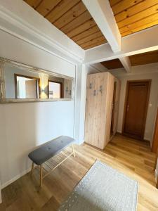 a room with a bench and a window and a door at Ferienwohnung Heimat auf Zeit Pellworm in Pellworm