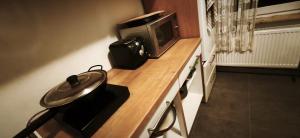 a wooden counter with a television on top of it at OneRoomStay in Delmenhorst