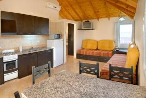 ロス・レアルテスにあるCampiranasのキッチン(テーブル、ソファ付)