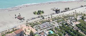 una vista aérea de una playa con multitud de personas en Hostal Puerto Beach en Motril