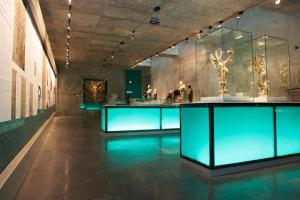 a museum room with a display of artifacts at Les Treize Assiettes - Baie du Mont-Saint-Michel in Le Val-Saint-Père +66 photos