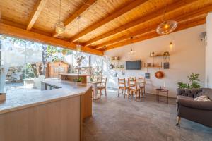 a kitchen and living room with a table and chairs at Les Suites Magnolia in Olbia