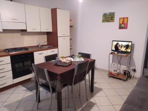 a kitchen with a table and chairs in a kitchen at Isabella in Vallebona