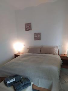 a bedroom with a large bed with towels on it at Isabella in Vallebona