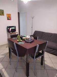 a table and chairs in a living room with a couch at Isabella in Vallebona