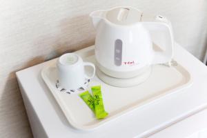 un mostrador blanco con una licuadora y una taza en él en The Shin-Okubo International Hotel, en Tokio