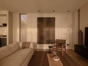 a living room with a couch and a chair at Haven Lake Village in Kortenhoef