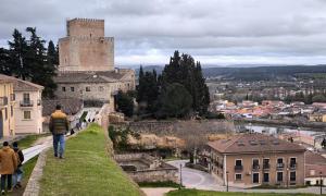 a group of people walking down a hill overlooking a city at Casa Rural Ivanrey in Ivanrey +17 photos