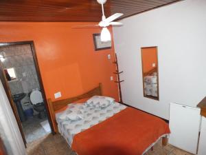 イーリャ・グランデにあるPousada Arco Írisのベッドルーム1室(ベッド1台、シーリングファン付)