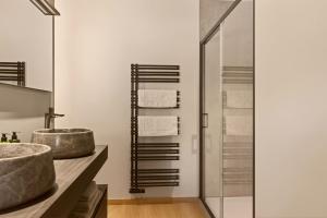 a bathroom with two sinks and a shower at Lakeside Lodges - Gîte 6 personnes à 10 min circuit Spa Francorchamps in Jalhay