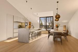 a kitchen and living room with a table and chairs at Lakeside Lodges - Gîte 6 personnes à 10 min circuit Spa Francorchamps in Jalhay +13 photos