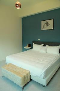 a large white bed with a bench in a room at Stick-On B&B in Shunan +20 photos