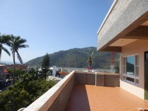 a balcony of a house with a view of a mountain at San He Inn in Taimali