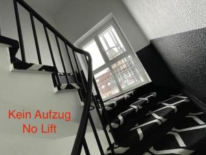 a stairway with a sign that says kern attic no lift at SMARTY Cologne Dom Hotel - Boardinghouse - KONTAKTLOSER SELF CHECK-IN in Cologne
