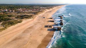 an aerial view of a beach with buildings and the ocean at Studio proche de l'Océan - Calme et Pratique in Capbreton +5 photos