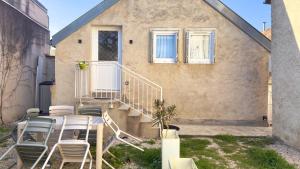 a patio with a table and chairs in front of a building at Le Talantueux in Talant