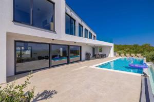 ein Bild von einem Haus mit Swimmingpool in der Unterkunft Villa ELEVATION in Vrh + 26 Fotos