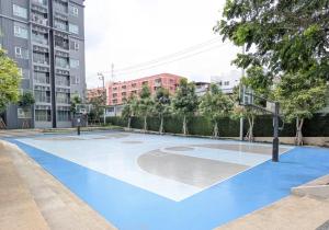 an empty basketball court in a city with tall buildings at Amazing High Floor Luxury Studio in Sathani Ban Hua Mak
