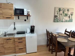 a small kitchen with a table and a microwave at Główna Apartamenty Nad Nogatem in Malbork