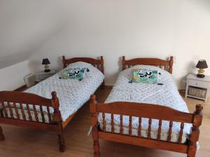 two beds sitting next to each other in a bedroom at L Atelier de papa in Dargnies +1 photo