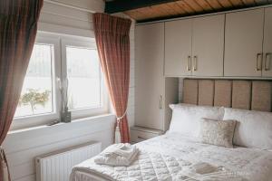 a bedroom with a bed and a window at Danu Escape in Gneevgullia