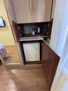 a small kitchen with a microwave in a room at RENOVA hOTEL FATİH in Istanbul