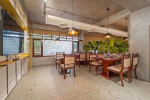 a dining room with a table and chairs at Treebo New Indraprastha in Kilimanūr