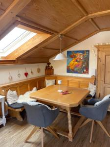 a dining room with a wooden table and chairs at Ferienwohnung Hörnernest in Bolsterlang