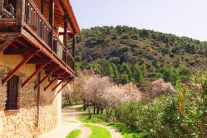 a building with a balcony next to a mountain at Casa Rural Mirabueno in Cuenca