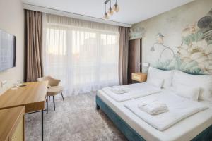 ein Hotelzimmer mit Bett und Schreibtisch in der Unterkunft Hotel Atlantis Wellness & Conference in Hajdúszoboszló + 104 Fotos