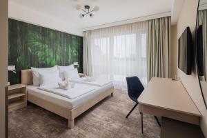 ein Hotelzimmer mit Bett und Schreibtisch in der Unterkunft Hotel Atlantis Wellness & Conference in Hajdúszoboszló