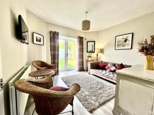 a living room with chairs and a couch at Newcastle Pet friendly 1 bed drive garden 10m city in Kenton