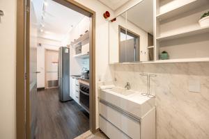 a bathroom with a sink and a counter top at Hospedez - Estudios Neo São Caetano in São Caetano do Sul +291 photos