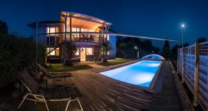 una casa con piscina por la noche en Villa Bellavista, en Labientschach