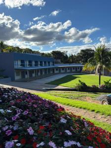 a building with a lot of flowers in front of it at Hotel Castelo do Lago in Fama