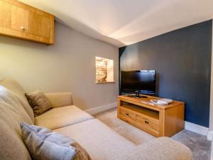 a living room with a couch and a flat screen tv at 2 Bed in York oc-91049 in Kirkbymoorside